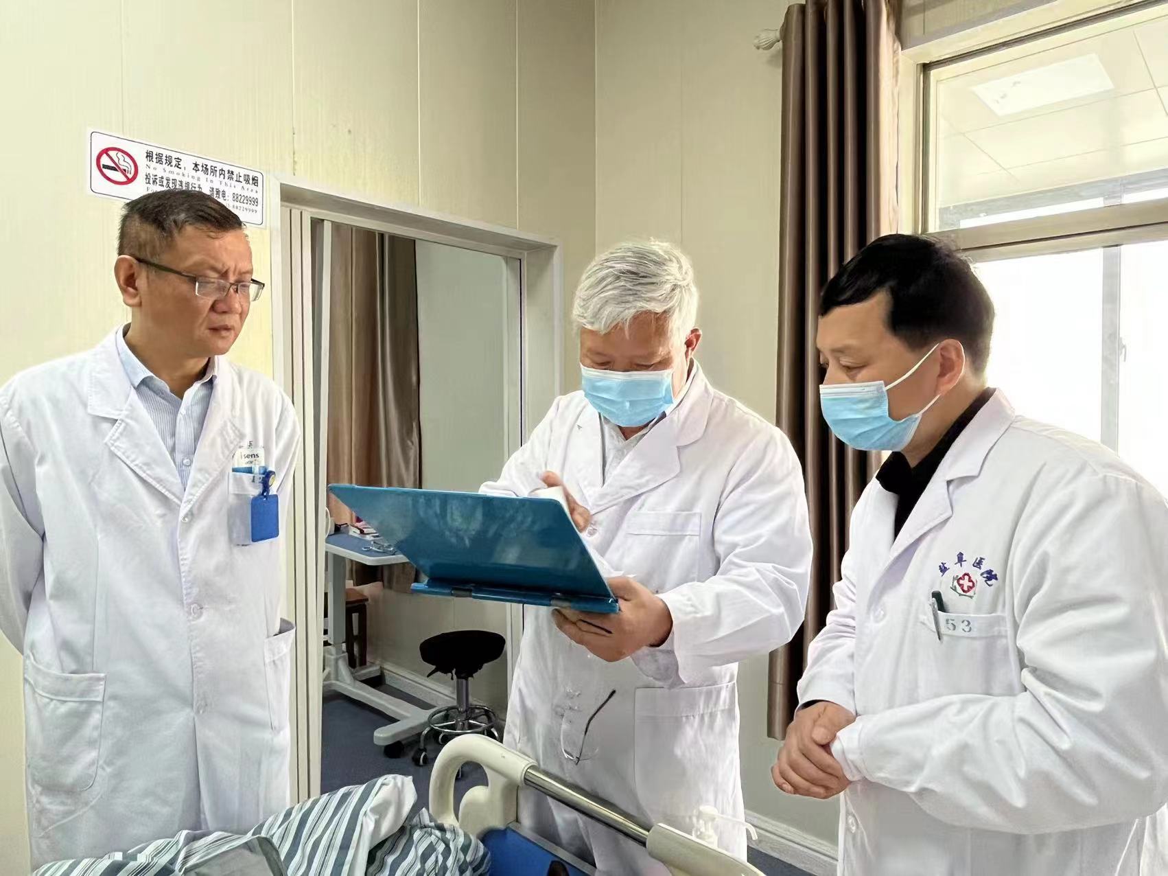 熱烈歡迎清華大學(xué)第一附屬醫(yī)院腎科主任盧方平教授來我院學(xué)術(shù)指導(dǎo)！